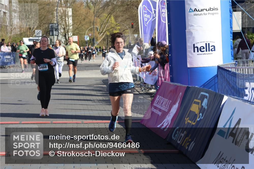 12.04.2026 - 45. Internationalen Wilhelmsburger Insellauf Strokosch-Dieckow http://msf.ph/oto/9466486 12.04.2026 11:00:17 Ziel 3367, 3468, 2665 meine-sportfotos.de
