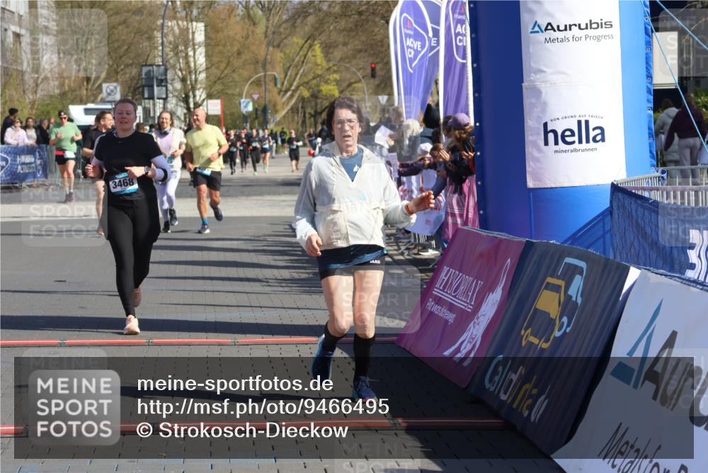 12.04.2026 - 45. Internationalen Wilhelmsburger Insellauf Strokosch-Dieckow http://msf.ph/oto/9466495 12.04.2026 11:00:17 Ziel 3367, 3468, 2665 meine-sportfotos.de