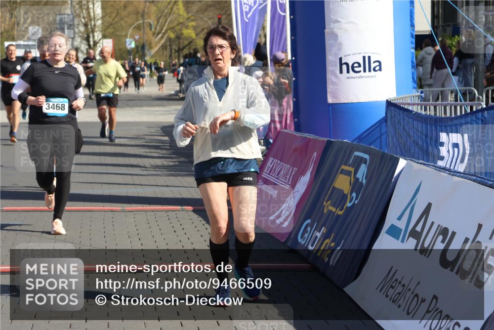 12.04.2026 - 45. Internationalen Wilhelmsburger Insellauf Strokosch-Dieckow http://msf.ph/oto/9466509 12.04.2026 11:00:18 Ziel 3367, 3468, 2665 meine-sportfotos.de