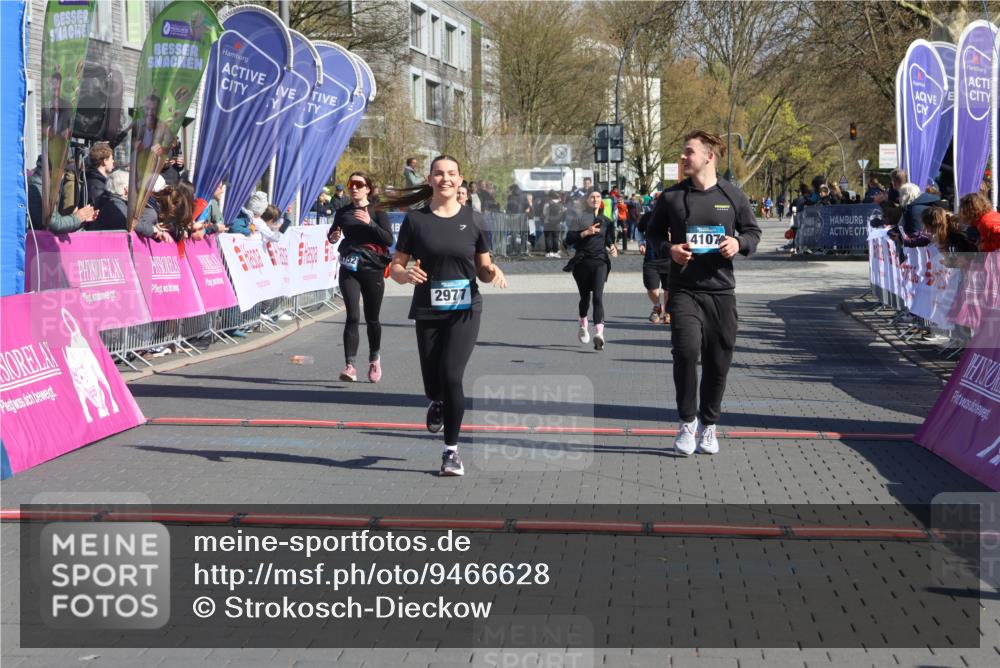 12.04.2026 - 45. Internationalen Wilhelmsburger Insellauf Strokosch-Dieckow http://msf.ph/oto/9466628 12.04.2026 11:00:40 Ziel 2977, 4107, 4152 meine-sportfotos.de