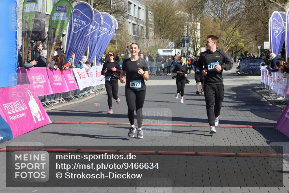 12.04.2026 - 45. Internationalen Wilhelmsburger Insellauf Strokosch-Dieckow http://msf.ph/oto/9466634 12.04.2026 11:00:40 Ziel 2977, 4107, 4152 meine-sportfotos.de