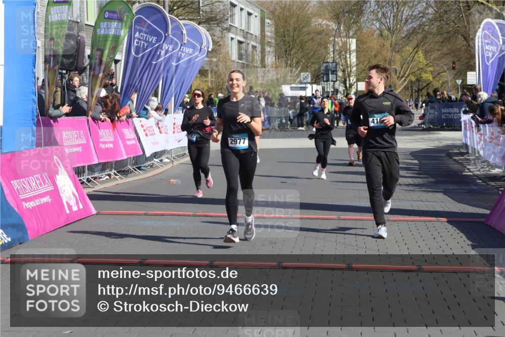 12.04.2026 - 45. Internationalen Wilhelmsburger Insellauf Strokosch-Dieckow http://msf.ph/oto/9466639 12.04.2026 11:00:40 Ziel 2977, 4107, 4152 meine-sportfotos.de