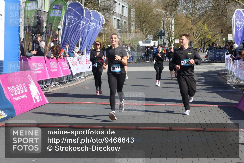 12.04.2026 - 45. Internationalen Wilhelmsburger Insellauf Strokosch-Dieckow http://msf.ph/oto/9466643 12.04.2026 11:00:40 Ziel 2977, 4107, 4152 meine-sportfotos.de