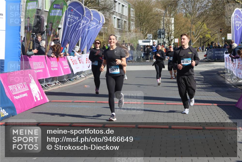 12.04.2026 - 45. Internationalen Wilhelmsburger Insellauf Strokosch-Dieckow http://msf.ph/oto/9466649 12.04.2026 11:00:40 Ziel 2977, 4107, 4152 meine-sportfotos.de