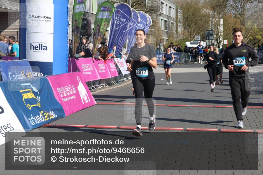 12.04.2026 - 45. Internationalen Wilhelmsburger Insellauf Strokosch-Dieckow http://msf.ph/oto/9466656 12.04.2026 11:00:41 Ziel 2977, 4107, 4152, 2646 meine-sportfotos.de