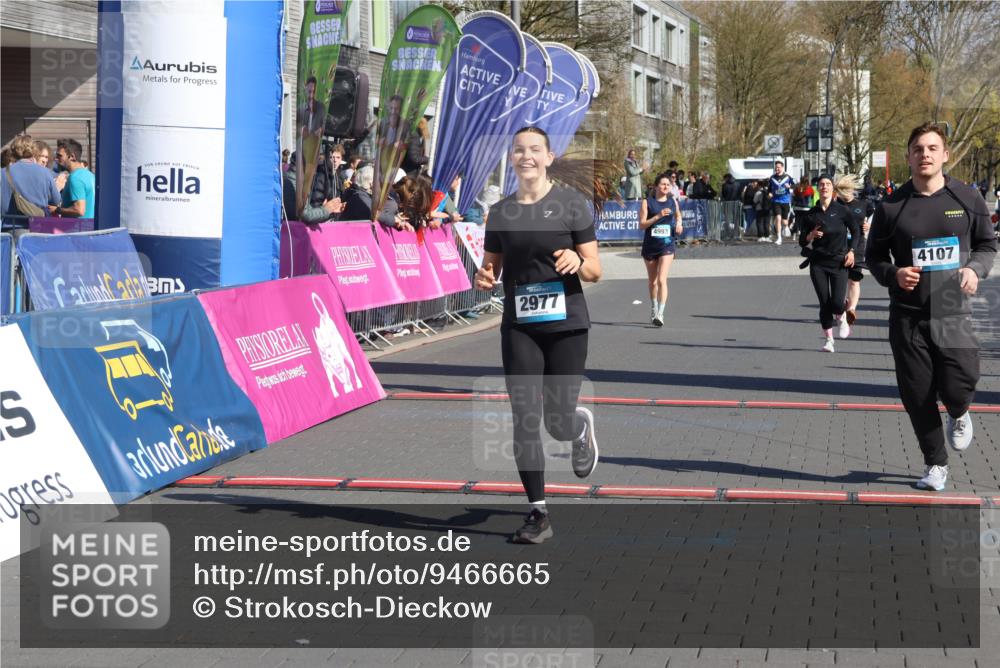 12.04.2026 - 45. Internationalen Wilhelmsburger Insellauf Strokosch-Dieckow http://msf.ph/oto/9466665 12.04.2026 11:00:41 Ziel 2977, 4107, 4152, 2646 meine-sportfotos.de