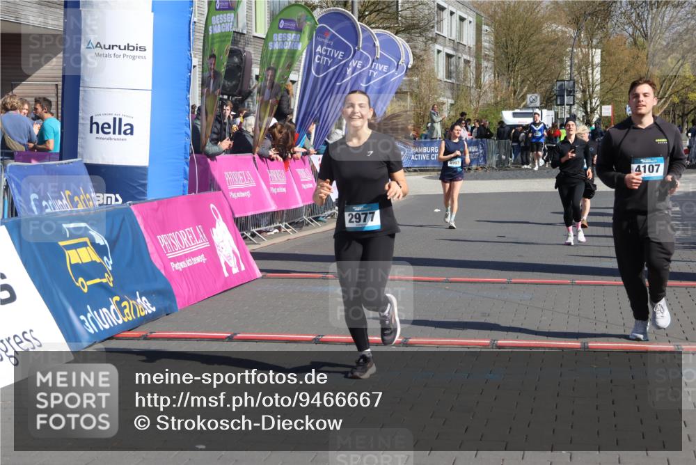 12.04.2026 - 45. Internationalen Wilhelmsburger Insellauf Strokosch-Dieckow http://msf.ph/oto/9466667 12.04.2026 11:00:41 Ziel 2977, 4107, 4152, 2646 meine-sportfotos.de