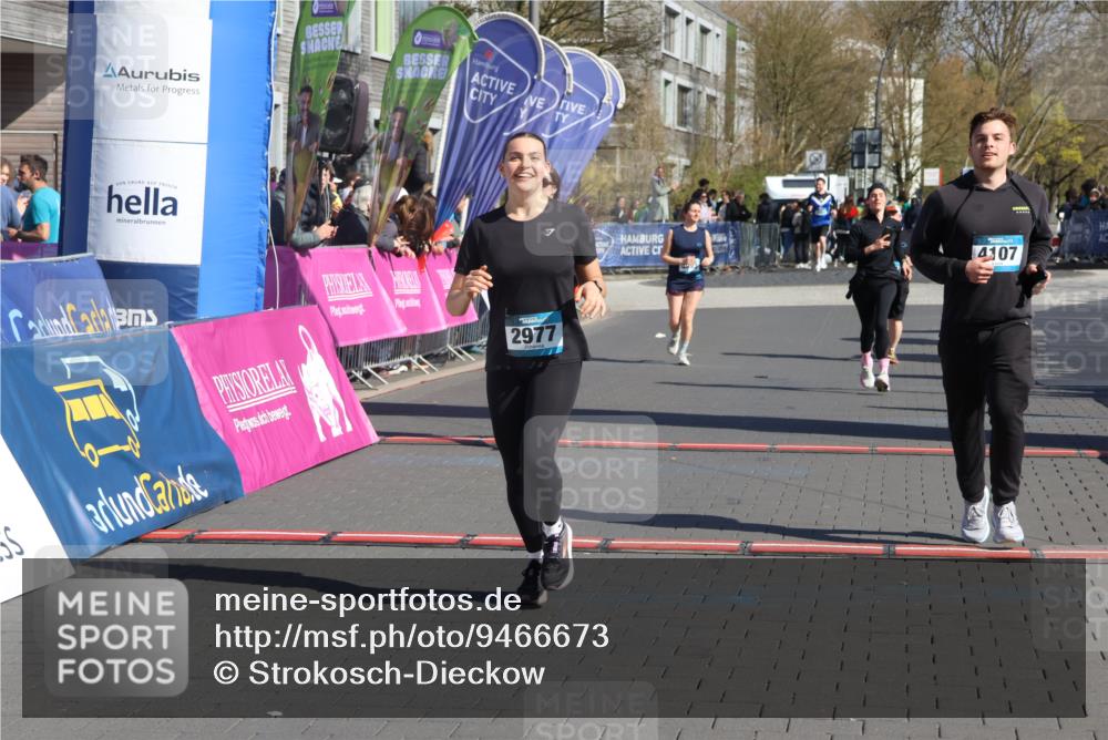12.04.2026 - 45. Internationalen Wilhelmsburger Insellauf Strokosch-Dieckow http://msf.ph/oto/9466673 12.04.2026 11:00:41 Ziel 2977, 4107, 4152, 2646 meine-sportfotos.de