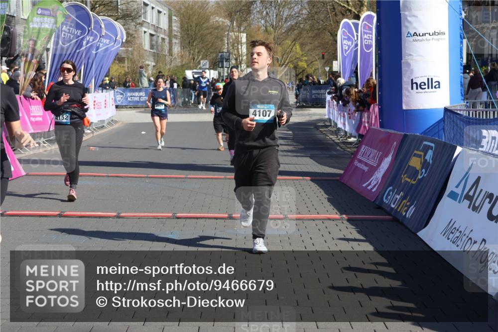 12.04.2026 - 45. Internationalen Wilhelmsburger Insellauf Strokosch-Dieckow http://msf.ph/oto/9466679 12.04.2026 11:00:42 Ziel 2977, 4107, 4152, 2646 meine-sportfotos.de