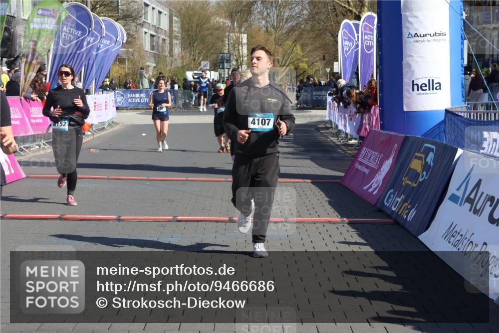 12.04.2026 - 45. Internationalen Wilhelmsburger Insellauf Strokosch-Dieckow http://msf.ph/oto/9466686 12.04.2026 11:00:42 Ziel 2977, 4107, 4152, 2646 meine-sportfotos.de