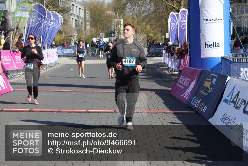 12.04.2026 - 45. Internationalen Wilhelmsburger Insellauf Strokosch-Dieckow http://msf.ph/oto/9466691 12.04.2026 11:00:42 Ziel 2977, 4107, 4152, 2646 meine-sportfotos.de
