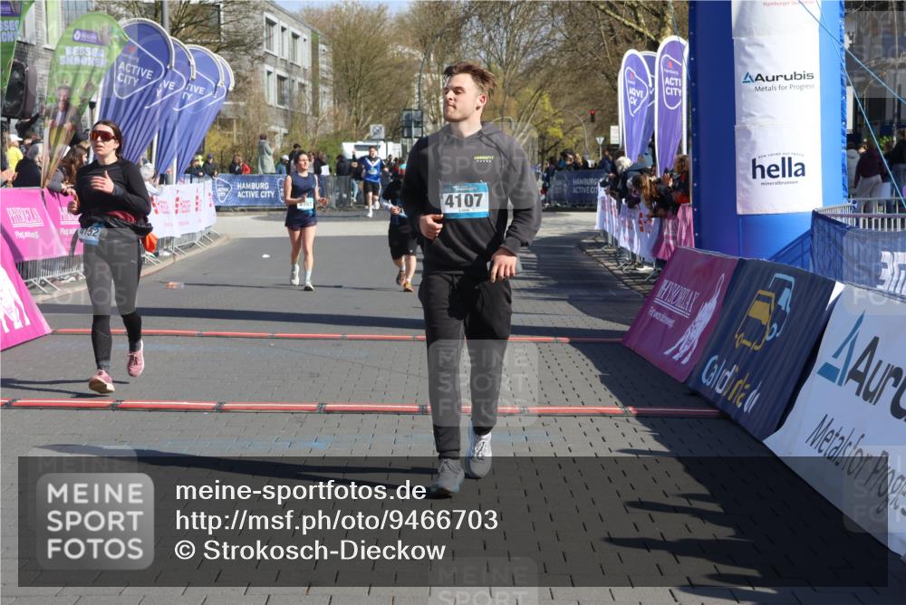 12.04.2026 - 45. Internationalen Wilhelmsburger Insellauf Strokosch-Dieckow http://msf.ph/oto/9466703 12.04.2026 11:00:42 Ziel 2977, 4107, 4152, 2646 meine-sportfotos.de