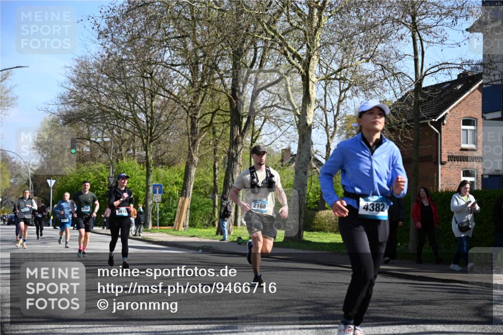 12.04.2026 - 45. Internationalen Wilhelmsburger Insellauf J. Mangold http://msf.ph/oto/9466716 12.04.2026 11:02:49 Ziel 2122, 3878, 2016, 3052, 4513, 2168, 3910, 3700, 3716, 3223, 4246, 4382, 5816, 4382, 5816, 3384, 2950, 2950, 5460, 4141, 2422 meine-sportfotos.de