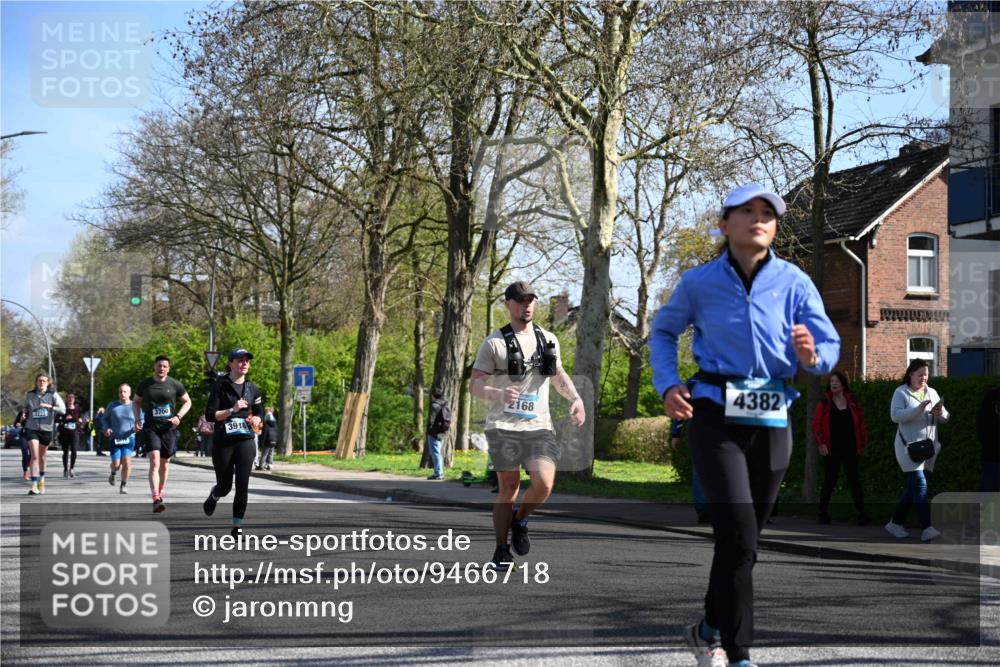 12.04.2026 - 45. Internationalen Wilhelmsburger Insellauf J. Mangold http://msf.ph/oto/9466718 12.04.2026 11:02:50 Ziel 2122, 3878, 2016, 3052, 4513, 2168, 3910, 3700, 3716, 3223, 4246, 4382, 5816, 3384, 2950, 5460, 4141, 2422 meine-sportfotos.de