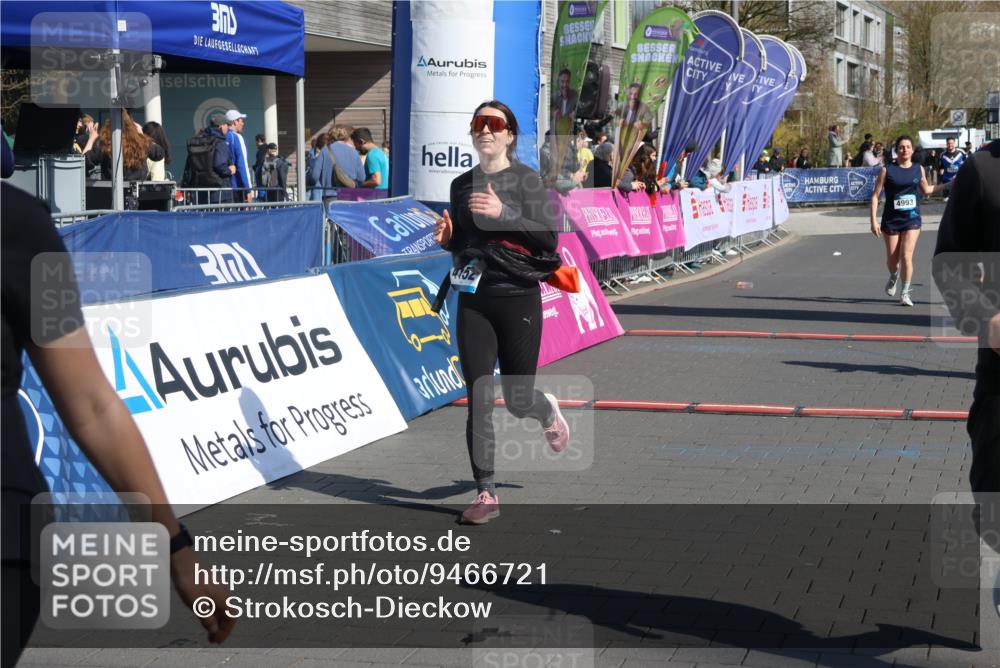 12.04.2026 - 45. Internationalen Wilhelmsburger Insellauf Strokosch-Dieckow http://msf.ph/oto/9466721 12.04.2026 11:00:44 Ziel 2977, 4107, 4152, 2646, 4991, 4993 meine-sportfotos.de