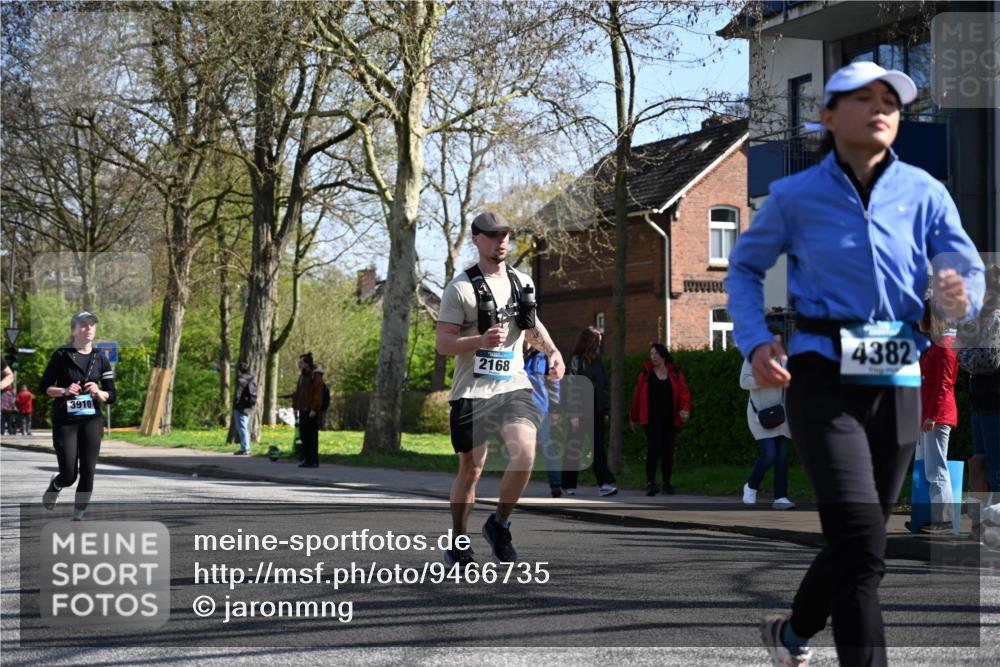 12.04.2026 - 45. Internationalen Wilhelmsburger Insellauf J. Mangold http://msf.ph/oto/9466735 12.04.2026 11:02:50 Ziel 2122, 3878, 2016, 3052, 4513, 2168, 3910, 3700, 3716, 3223, 4246, 4382, 5816, 3384, 2950, 5460, 4141, 2422 meine-sportfotos.de