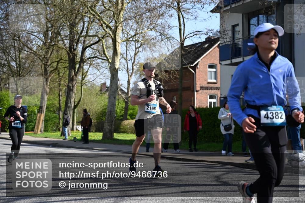 12.04.2026 - 45. Internationalen Wilhelmsburger Insellauf J. Mangold http://msf.ph/oto/9466736 12.04.2026 11:02:50 Ziel 2122, 3878, 2016, 3052, 4513, 2168, 3910, 3700, 3716, 3223, 4246, 4382, 5816, 3384, 2950, 5460, 4141, 2422 meine-sportfotos.de