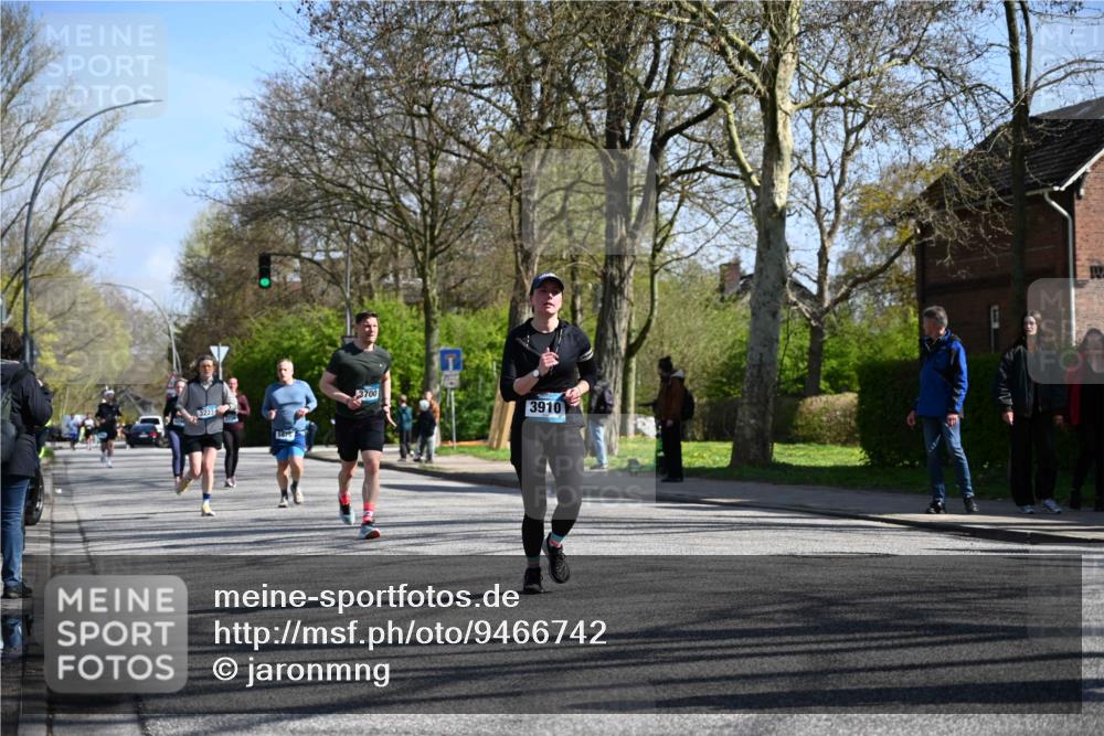 12.04.2026 - 45. Internationalen Wilhelmsburger Insellauf J. Mangold http://msf.ph/oto/9466742 12.04.2026 11:02:51 Ziel 3878, 2016, 3052, 4513, 2168, 3910, 3700, 3716, 3223, 4246, 4382, 5816, 3384, 2950, 5460, 4141, 2422 meine-sportfotos.de