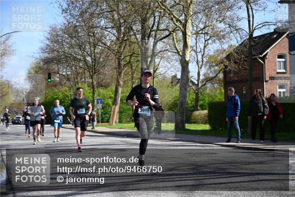 12.04.2026 - 45. Internationalen Wilhelmsburger Insellauf J. Mangold http://msf.ph/oto/9466750 12.04.2026 11:02:52 Ziel 2016, 3052, 4513, 2168, 3910, 3700, 3716, 3223, 4246, 4382, 5816, 3384, 2950, 5460, 4141, 2422 meine-sportfotos.de