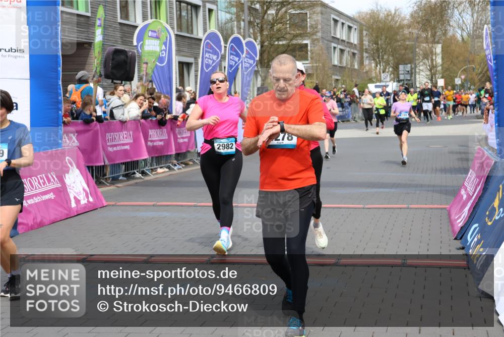 12.04.2026 - 45. Internationalen Wilhelmsburger Insellauf Strokosch-Dieckow http://msf.ph/oto/9466809 12.04.2026 13:10:46 Ziel 4910, 4278, 4935, 2129, 2982, 2121, 2289, 4250 meine-sportfotos.de