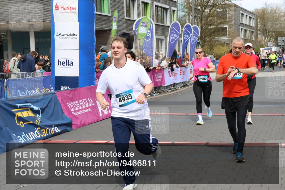 12.04.2026 - 45. Internationalen Wilhelmsburger Insellauf Strokosch-Dieckow http://msf.ph/oto/9466811 12.04.2026 13:10:45 Ziel 4910, 4278, 4935, 2129, 2982, 2121, 2289 meine-sportfotos.de