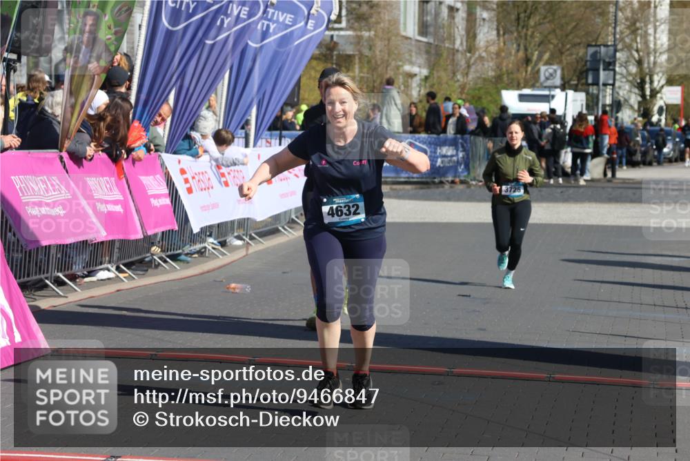 12.04.2026 - 45. Internationalen Wilhelmsburger Insellauf Strokosch-Dieckow http://msf.ph/oto/9466847 12.04.2026 11:01:01 Ziel 3373, 4632, 2389 meine-sportfotos.de