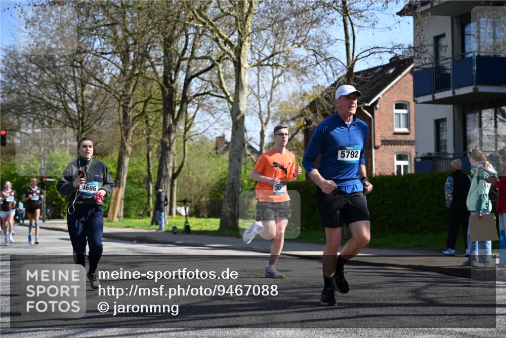12.04.2026 - 45. Internationalen Wilhelmsburger Insellauf J. Mangold http://msf.ph/oto/9467088 12.04.2026 11:04:10 Ziel 2221, 3027, 3015, 5533, 2664, 5792, 4059, 4489, 4686, 3615, 2211, 3978, 4484, 4486, 3678, 2204, 5570, 3679, 3064 meine-sportfotos.de