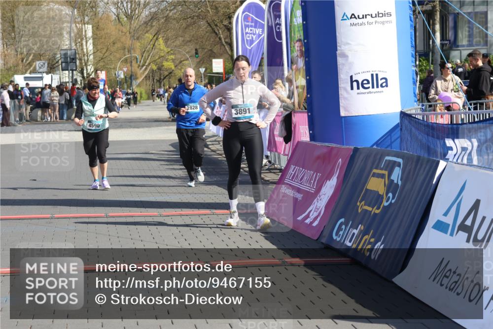 12.04.2026 - 45. Internationalen Wilhelmsburger Insellauf Strokosch-Dieckow http://msf.ph/oto/9467155 12.04.2026 11:17:07 Ziel 5756, 3891, 4590 meine-sportfotos.de