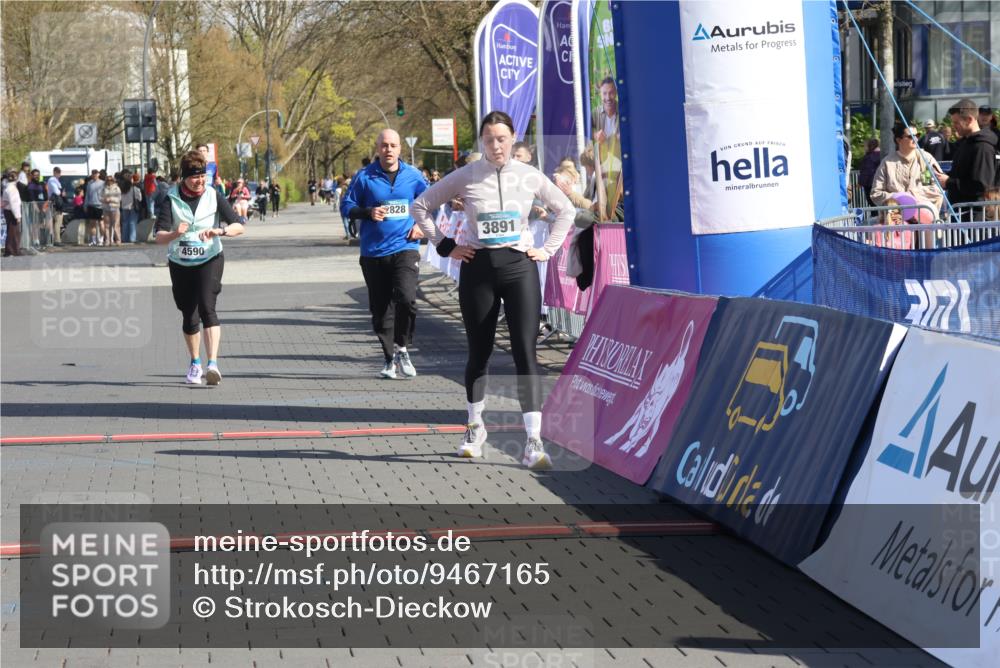 12.04.2026 - 45. Internationalen Wilhelmsburger Insellauf Strokosch-Dieckow http://msf.ph/oto/9467165 12.04.2026 11:17:07 Ziel 5756, 3891, 4590 meine-sportfotos.de
