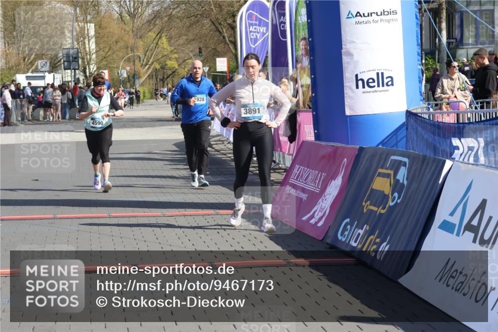 12.04.2026 - 45. Internationalen Wilhelmsburger Insellauf Strokosch-Dieckow http://msf.ph/oto/9467173 12.04.2026 11:17:08 Ziel 5756, 3891, 4590 meine-sportfotos.de