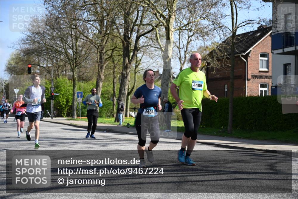 12.04.2026 - 45. Internationalen Wilhelmsburger Insellauf J. Mangold http://msf.ph/oto/9467224 12.04.2026 11:04:34 Ziel 3615, 2211, 3978, 4484, 4486, 3678, 2204, 5570, 3679, 3064, 2225, 2203, 2415, 2203, 2415, 3130, 4286, 4516, 5043, 2730, 2193, 4440, 4870, 2530 meine-sportfotos.de