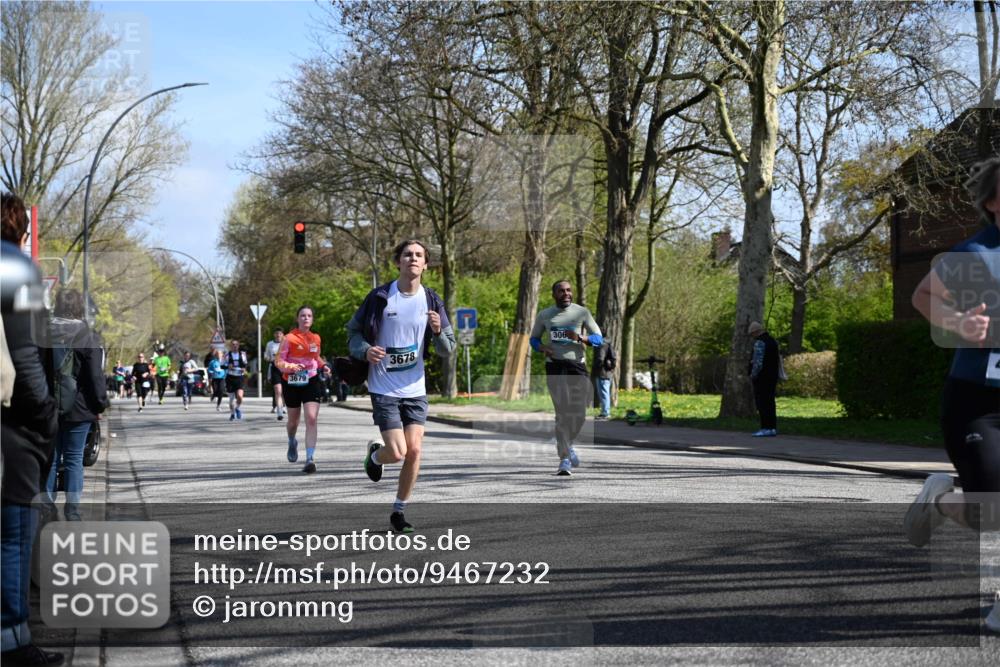 12.04.2026 - 45. Internationalen Wilhelmsburger Insellauf J. Mangold http://msf.ph/oto/9467232 12.04.2026 11:04:35 Ziel 3615, 2211, 3978, 4484, 4486, 3678, 2204, 5570, 3679, 3064, 2225, 2203, 2415, 3130, 4286, 4516, 5043, 2730, 2193, 4440, 4870, 2530 meine-sportfotos.de