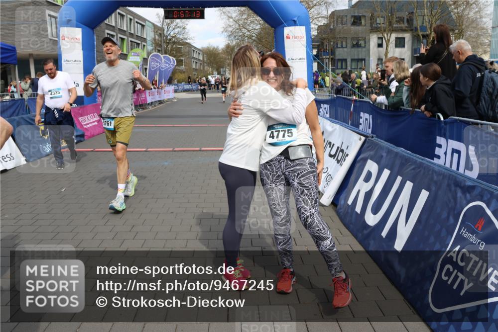 12.04.2026 - 45. Internationalen Wilhelmsburger Insellauf Strokosch-Dieckow http://msf.ph/oto/9467245 12.04.2026 13:10:12 Ziel 5760, 3019, 3440, 5761, 4335 meine-sportfotos.de