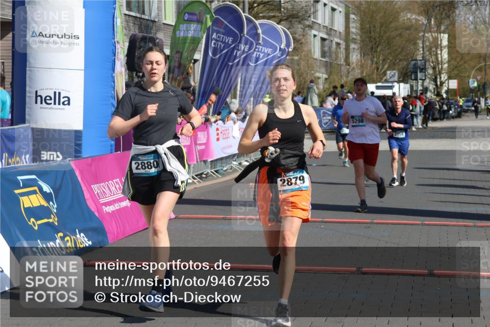 12.04.2026 - 45. Internationalen Wilhelmsburger Insellauf Strokosch-Dieckow http://msf.ph/oto/9467255 12.04.2026 11:01:40 Ziel 3660, 2880, 5298, 3358, 3347 meine-sportfotos.de