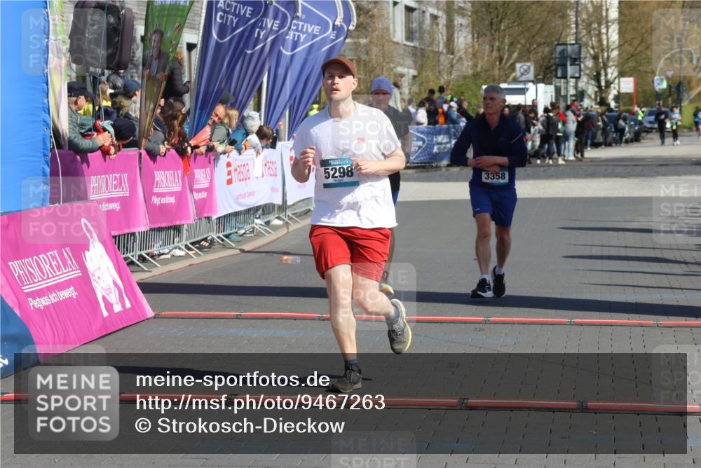 12.04.2026 - 45. Internationalen Wilhelmsburger Insellauf Strokosch-Dieckow http://msf.ph/oto/9467263 12.04.2026 11:01:42 Ziel 2880, 5298, 3358, 3347, 4703 meine-sportfotos.de