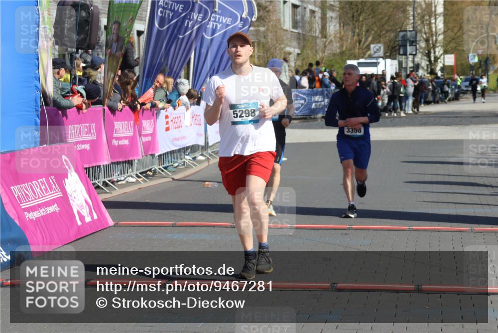 12.04.2026 - 45. Internationalen Wilhelmsburger Insellauf Strokosch-Dieckow http://msf.ph/oto/9467281 12.04.2026 11:01:42 Ziel 2880, 5298, 3358, 3347, 4703 meine-sportfotos.de