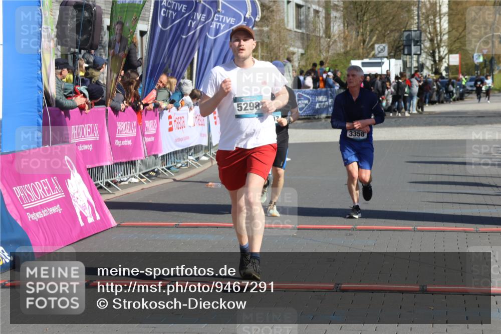 12.04.2026 - 45. Internationalen Wilhelmsburger Insellauf Strokosch-Dieckow http://msf.ph/oto/9467291 12.04.2026 11:01:42 Ziel 2880, 5298, 3358, 3347, 4703 meine-sportfotos.de