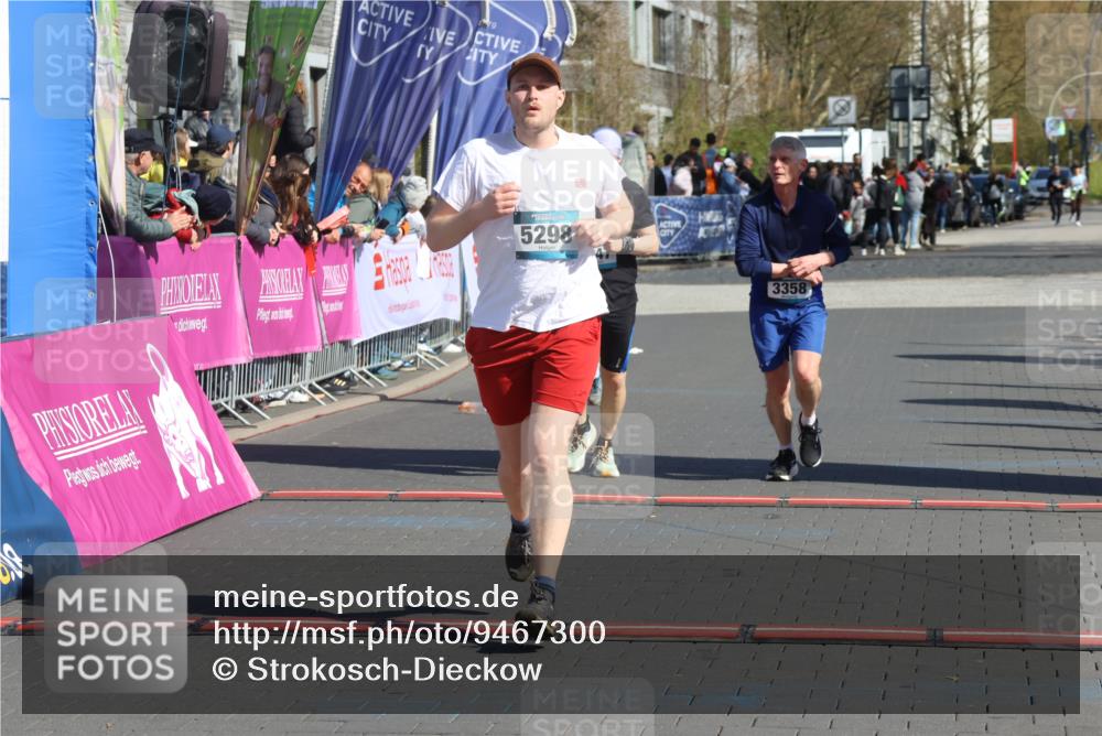 12.04.2026 - 45. Internationalen Wilhelmsburger Insellauf Strokosch-Dieckow http://msf.ph/oto/9467300 12.04.2026 11:01:42 Ziel 2880, 5298, 3358, 3347, 4703 meine-sportfotos.de