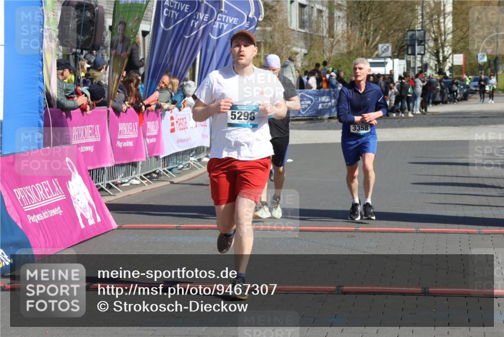 12.04.2026 - 45. Internationalen Wilhelmsburger Insellauf Strokosch-Dieckow http://msf.ph/oto/9467307 12.04.2026 11:01:42 Ziel 2880, 5298, 3358, 3347, 4703 meine-sportfotos.de