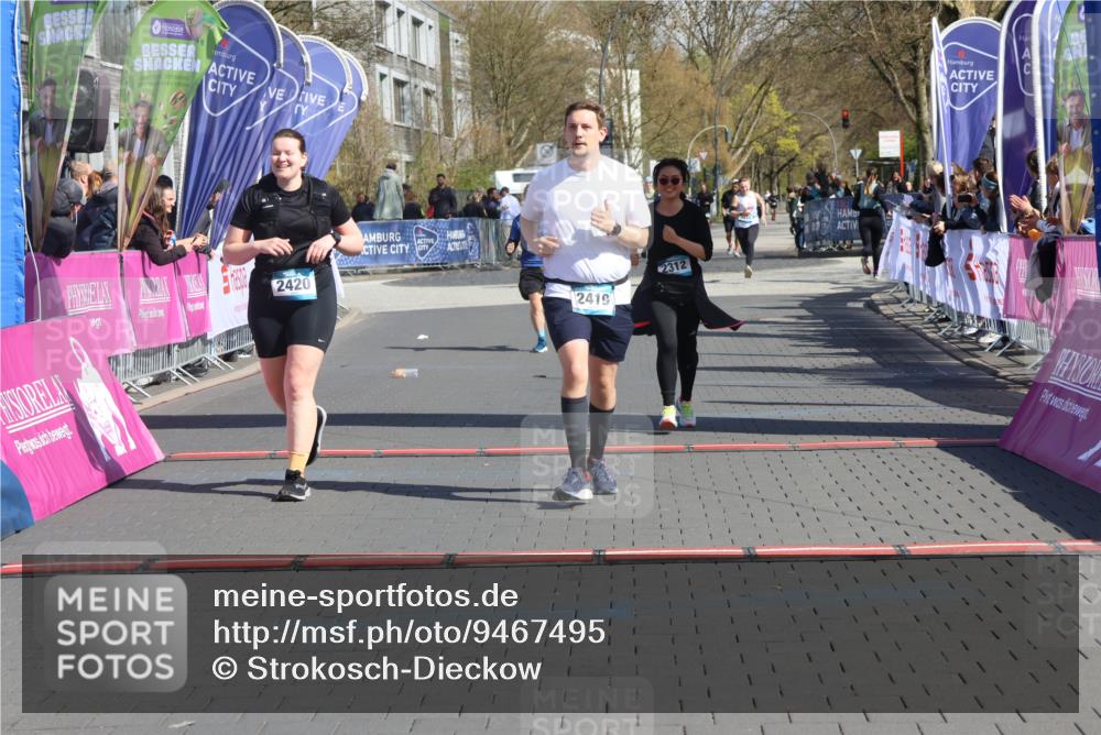 12.04.2026 - 45. Internationalen Wilhelmsburger Insellauf Strokosch-Dieckow http://msf.ph/oto/9467495 12.04.2026 11:18:03 Ziel 2419, 2420, 2312, 2241 meine-sportfotos.de