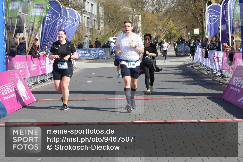 12.04.2026 - 45. Internationalen Wilhelmsburger Insellauf Strokosch-Dieckow http://msf.ph/oto/9467507 12.04.2026 11:18:03 Ziel 2419, 2420, 2312, 2241 meine-sportfotos.de