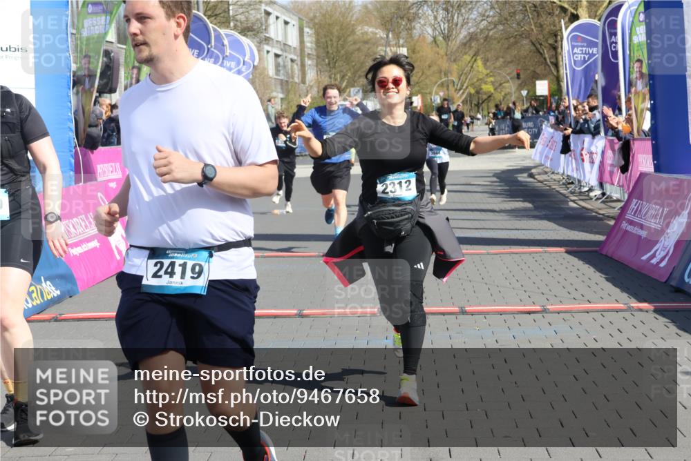 12.04.2026 - 45. Internationalen Wilhelmsburger Insellauf Strokosch-Dieckow http://msf.ph/oto/9467658 12.04.2026 11:18:06 Ziel 2419, 2420, 2312, 2241, 5309, 3944, 3398 meine-sportfotos.de