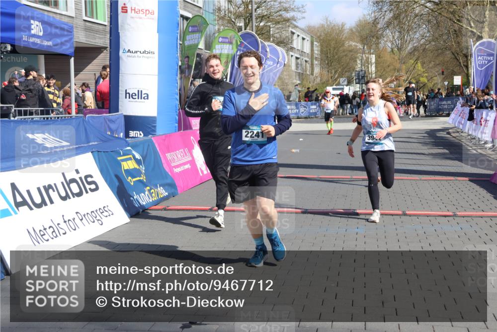 12.04.2026 - 45. Internationalen Wilhelmsburger Insellauf Strokosch-Dieckow http://msf.ph/oto/9467712 12.04.2026 11:18:09 Ziel 2312, 2241, 5309, 3944, 3398 meine-sportfotos.de