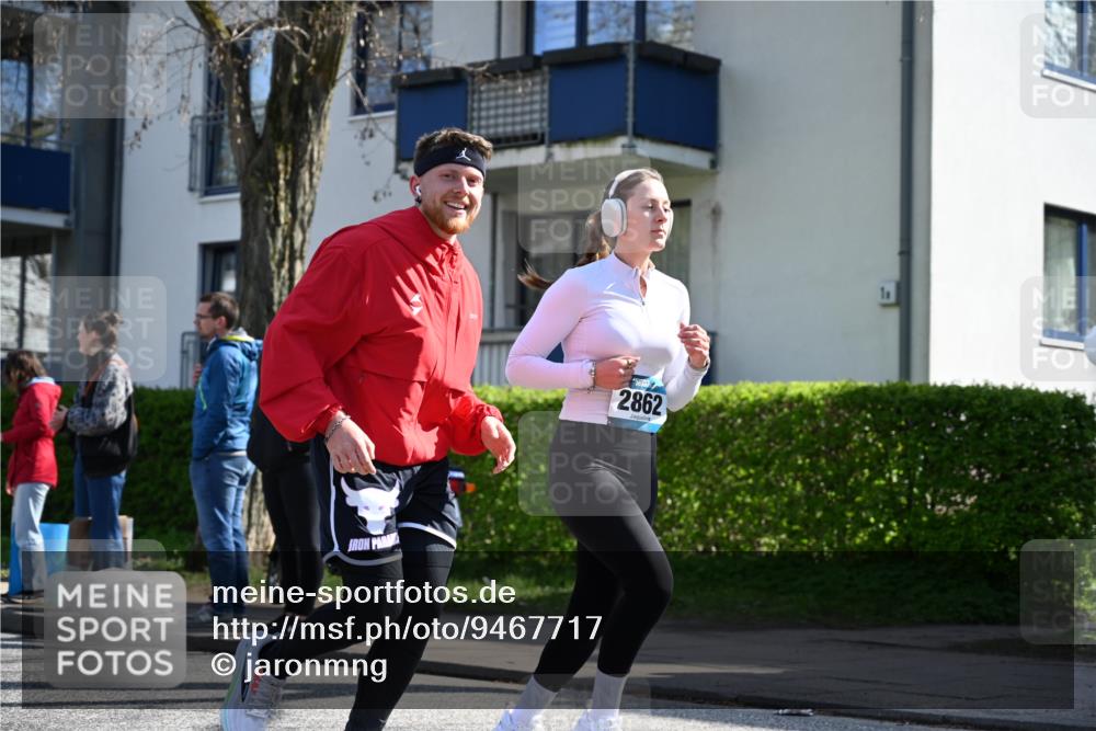 12.04.2026 - 45. Internationalen Wilhelmsburger Insellauf J. Mangold http://msf.ph/oto/9467717 12.04.2026 11:06:32 Ziel 4564, 3790, 2495, 3570, 2862, 2863, 5720, 3342, 3885, 2777, 4949 meine-sportfotos.de