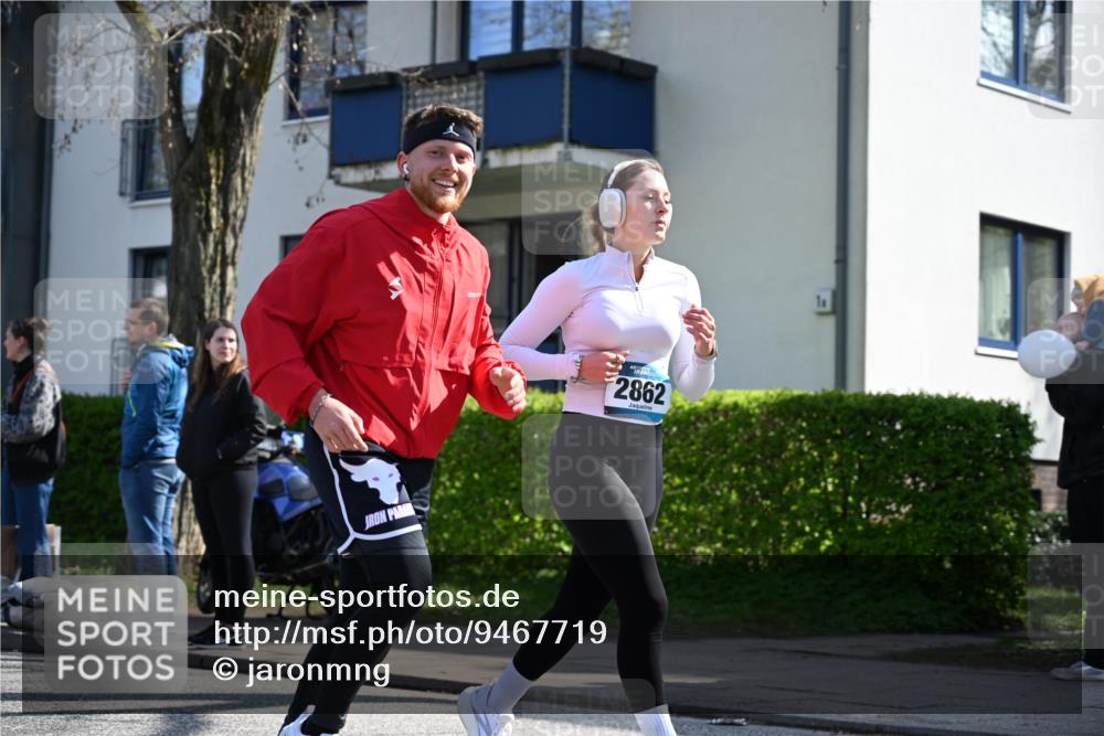 12.04.2026 - 45. Internationalen Wilhelmsburger Insellauf J. Mangold http://msf.ph/oto/9467719 12.04.2026 11:06:32 Ziel 4564, 3790, 2495, 3570, 2862, 2863, 5720, 3342, 3885, 2777, 4949 meine-sportfotos.de
