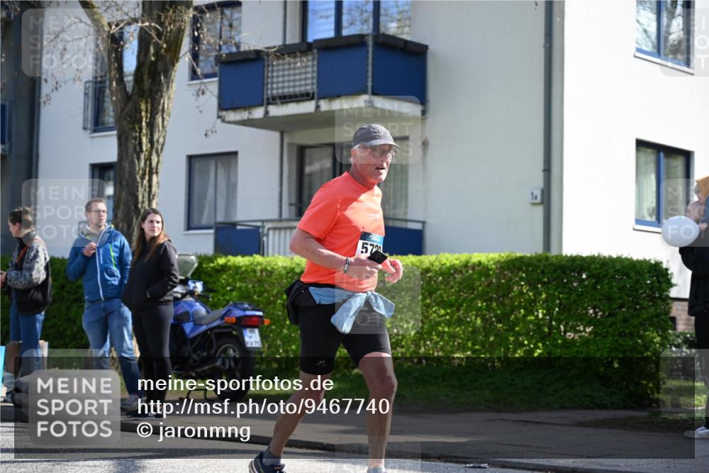 12.04.2026 - 45. Internationalen Wilhelmsburger Insellauf J. Mangold http://msf.ph/oto/9467740 12.04.2026 11:06:35 Ziel 3790, 2495, 3570, 2862, 2863, 5720, 3342, 3885, 2777, 4949, 4359 meine-sportfotos.de