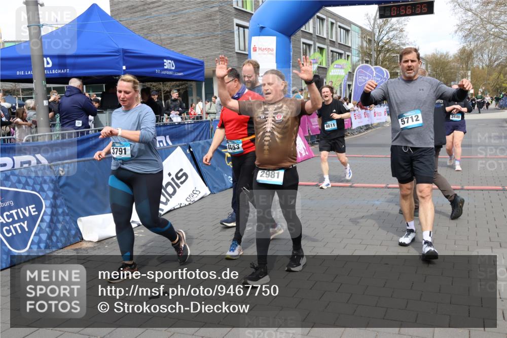 12.04.2026 - 45. Internationalen Wilhelmsburger Insellauf Strokosch-Dieckow http://msf.ph/oto/9467750 12.04.2026 13:09:35 Ziel 4453, 4204, 4611, 2440, 2011 meine-sportfotos.de