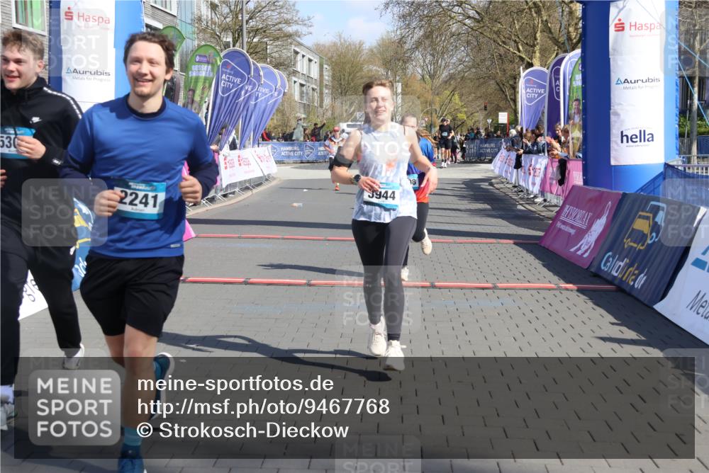 12.04.2026 - 45. Internationalen Wilhelmsburger Insellauf Strokosch-Dieckow http://msf.ph/oto/9467768 12.04.2026 11:18:10 Ziel 2241, 5309, 3944, 3398 meine-sportfotos.de