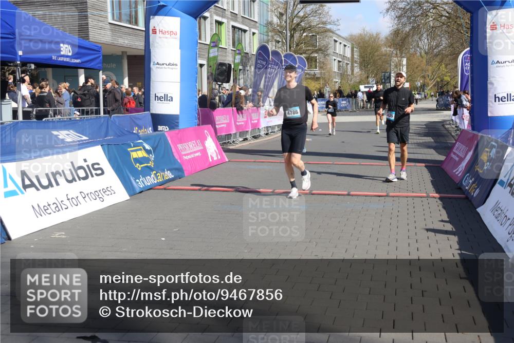 12.04.2026 - 45. Internationalen Wilhelmsburger Insellauf Strokosch-Dieckow http://msf.ph/oto/9467856 12.04.2026 11:18:24 Ziel 4786, 3435, 2240, 5700 meine-sportfotos.de