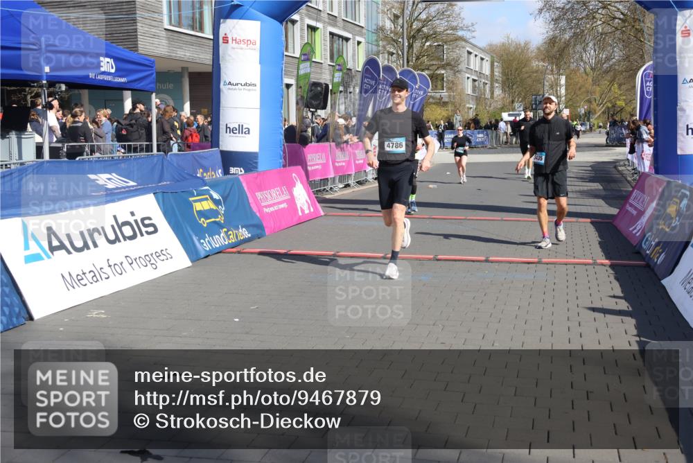 12.04.2026 - 45. Internationalen Wilhelmsburger Insellauf Strokosch-Dieckow http://msf.ph/oto/9467879 12.04.2026 11:18:24 Ziel 4786, 3435, 2240, 5700 meine-sportfotos.de